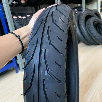Production de pneus de moto 90/90-17 avec une capacité de 5000 pièces par jour