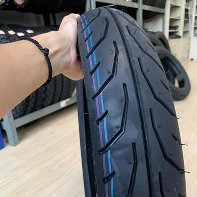 Production de pneus de moto 90/90-17 avec une capacité de 5000 pièces par jour