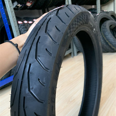 Production de pneus de moto 90/90-17 avec une capacité de 5000 pièces par jour