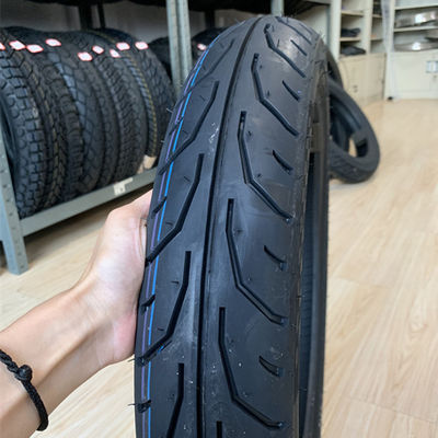 Production de pneus de moto 90/90-17 avec une capacité de 5000 pièces par jour