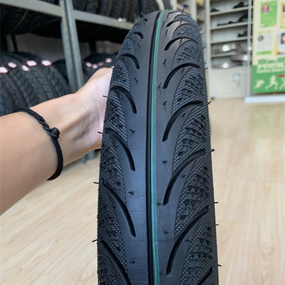 Pneus de moto 80/90-17 avec une capacité de production compétitive de 5000 pièces par jour