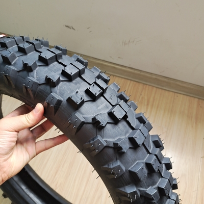 Pneus de moto 4.60-17 sans tube et tube avec une capacité de production de 5000 pièces par jour