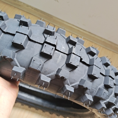 Pneus de moto 4.60-17 sans tube et tube avec une capacité de production de 5000 pièces par jour