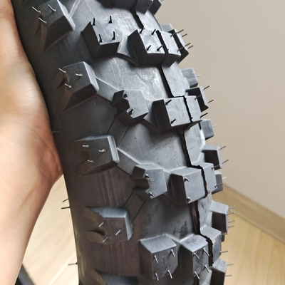 Pneus de moto 4.60-17 sans tube et tube avec une capacité de production de 5000 pièces par jour