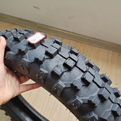Pneus de moto 4.60-17 sans tube et tube avec une capacité de production de 5000 pièces par jour