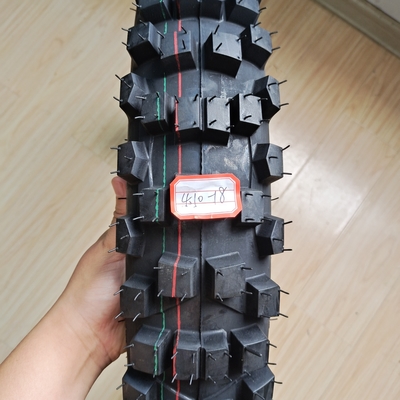 Contenu en caoutchouc de 35% à 55% dans les pneus de motocyclettes 4.10-18 OWN DOT ISO CCC SONCAP au port de Qingdao