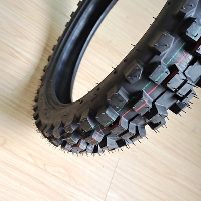 Contenu en caoutchouc de 35% à 55% dans les pneus de motocyclettes 4.10-18 OWN DOT ISO CCC SONCAP au port de Qingdao