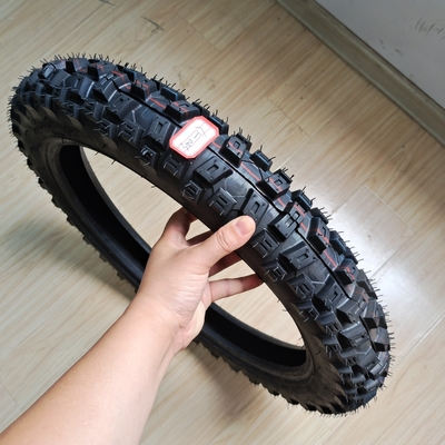 Panther Pneumatique de motocycle 3.00-17 pour le port de chargement Qingdao et 20000 KM de durée de vie