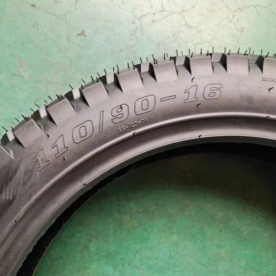 Maxxis pneumatique de moto sans tube 110/90-16 avec une teneur en caoutchouc de 35% à 55% au port de Qingdao