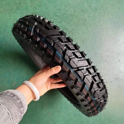 Maxxis pneumatique de moto sans tube 110/90-16 avec une teneur en caoutchouc de 35% à 55% au port de Qingdao