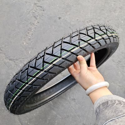 Résistance à la traction élevée Pneus de pierre de feu Pneus de moto 90 90 19 au port de Qingdao Chargement
