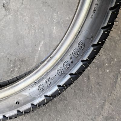 Résistance à la traction élevée Pneus de pierre de feu Pneus de moto 90 90 19 au port de Qingdao Chargement