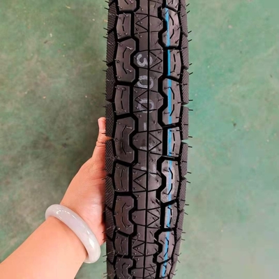 Chargement du port de Qingdao 300X17 Pneus Firestone Motocycle avec une durée de vie prolongée