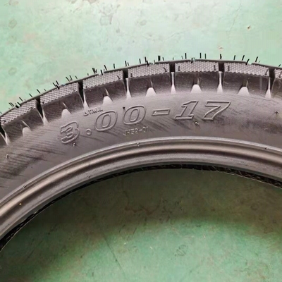 Chargement du port de Qingdao 300X17 Pneus Firestone Motocycle avec une durée de vie prolongée