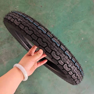 Chargement du port de Qingdao 300X17 Pneus Firestone Motocycle avec une durée de vie prolongée