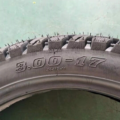Chargement du port de Qingdao 300X17 Pneus Firestone Motocycle avec une durée de vie prolongée