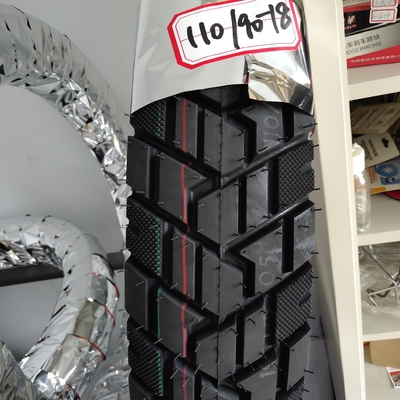 Chargement au port de Qingdao de pneus de moto 110/90-18 avec nylon en caoutchouc naturel