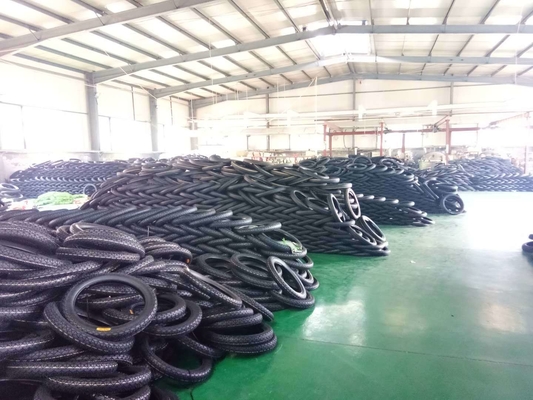 Chargement au port de Qingdao de pneus de moto 110/90-18 avec nylon en caoutchouc naturel