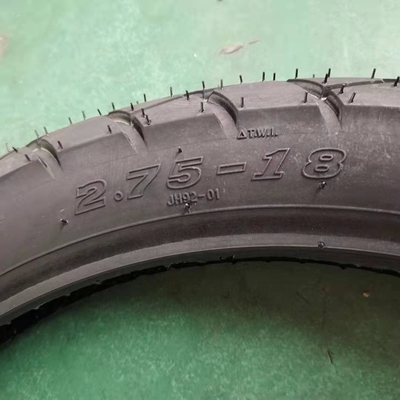 Pneus de moto à motifs profonds 2.75-18 sans tube de classe A avec une résistance à la traction de 10,5