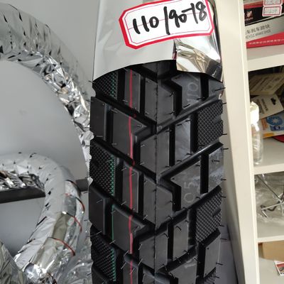 Super 110/90-18 Pneus en caoutchouc pour motocycle et OEM Acceptation 3,5 kg de poids