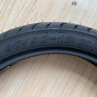 Des pneus de moto sans tube 90 90 17 pour une meilleure performance