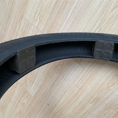 Chargement au port de Qingdao 90/90/17 Pneus sans tube pour 4 pneus