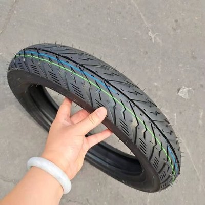 Contenu en caoutchouc de 35% à 55% Pneus sans tube pour motocyclettes 100/80-14 90/80-14 avec longue durée de vie