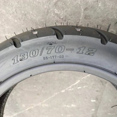 5000 pièces par jour Capacité de production Casse de pneu pour pneus sans tube de moto 120/70 12