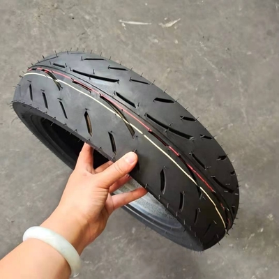 Des pneus de moto 110/80-14 de conception approfondie produits par le leader à 5000 pièces par jour