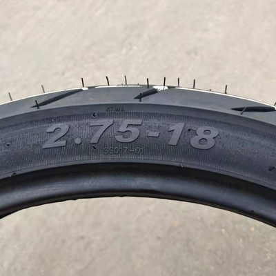 2.75-18 Pneus pour moto avec un taux de caoutchouc naturel élevé et livraison au port de Qingdao