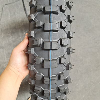 Développement en profondeur de pneus de moto de caoutchouc super 120/80-18 5000 pièces par jour Capacité de production