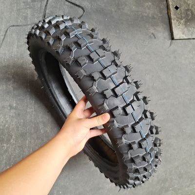 Développement en profondeur de pneus de moto de caoutchouc super 120/80-18 5000 pièces par jour Capacité de production