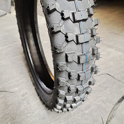 Développement en profondeur de pneus de moto de caoutchouc super 120/80-18 5000 pièces par jour Capacité de production