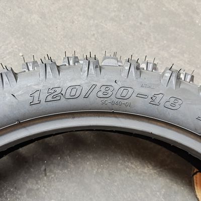 Développement en profondeur de pneus de moto de caoutchouc super 120/80-18 5000 pièces par jour Capacité de production