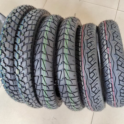 Une production de 275-17 pneus de moto avec des motifs en profondeur sur le marché.