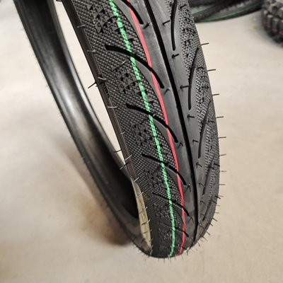 Une production de 275-17 pneus de moto avec des motifs en profondeur sur le marché.