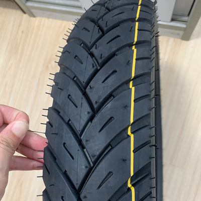 Une production de 275-17 pneus de moto avec des motifs en profondeur sur le marché.