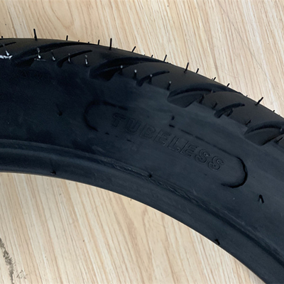 Pneus de moto 90/90-17 en super caoutchouc de conception approfondie à des fins de réparation ou de remplacement