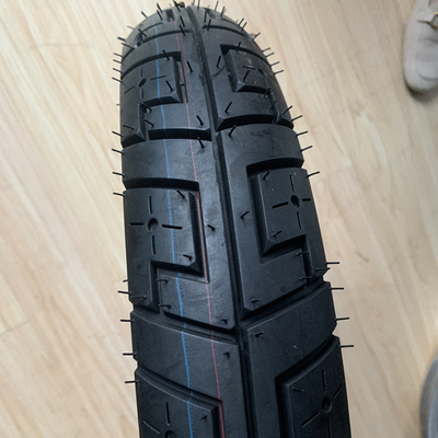 Pneus de moto de super caoutchouc 90/90/18 avec une capacité de production de 5000 pièces par jour