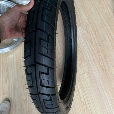 Pneus de moto de super caoutchouc 90/90/18 avec une capacité de production de 5000 pièces par jour