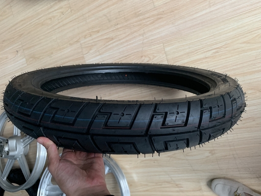 Pneus de moto de super caoutchouc 90/90/18 avec une capacité de production de 5000 pièces par jour