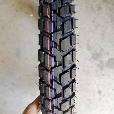 Pneus de moto à chargement au port de Qingdao 3.00-17 avec boîtier de pneu durable