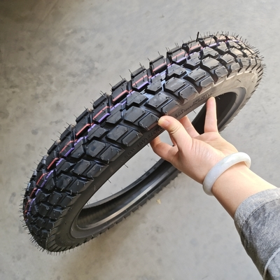 Pneus de moto à chargement au port de Qingdao 3.00-17 avec boîtier de pneu durable