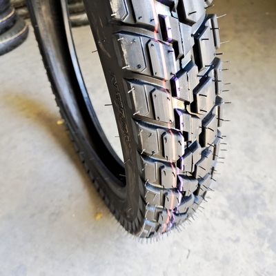 Pneus de moto à chargement au port de Qingdao 3.00-17 avec boîtier de pneu durable