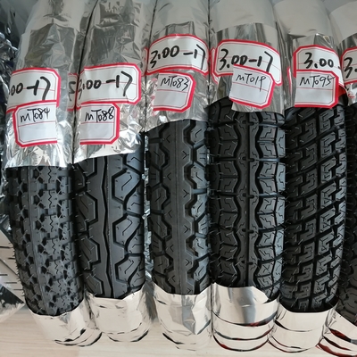 Résistance à la traction 10,5 pneus de moto de super caoutchouc 300-17 pour le chargement dans le port de Qingdao