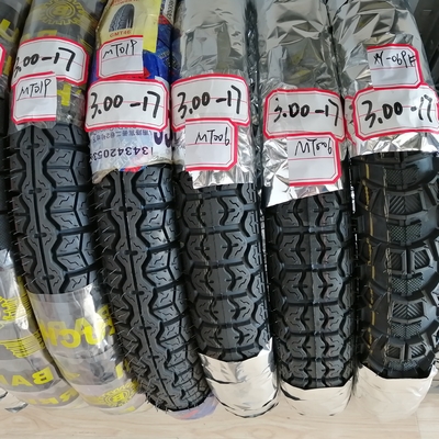 Résistance à la traction 10,5 pneus de moto de super caoutchouc 300-17 pour le chargement dans le port de Qingdao
