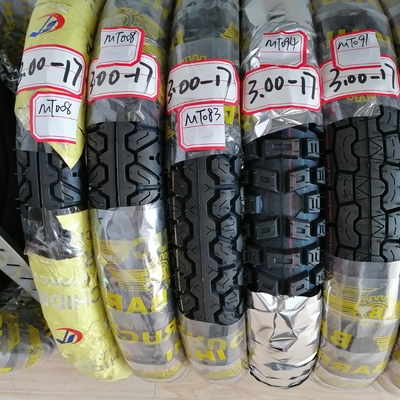 Résistance à la traction 10,5 pneus de moto de super caoutchouc 300-17 pour le chargement dans le port de Qingdao