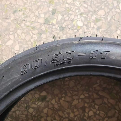 Pneus de moto rouges en caoutchouc noir pour moto Port de Qingdao Livraison dans les 25 jours