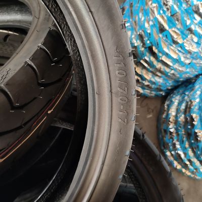 110/70-17 Pneus de moto 110/70/17 Pneus à motifs Casing pour le marché sud-américain