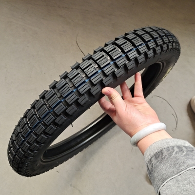 Pneus de moto en caoutchouc 300-18 pour des performances supérieures et une longue durée de vie